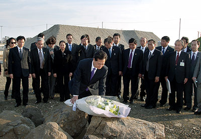 Thủ tướng Nguyễn Tấn Dũng thăm khu vực bị ảnh hưởng động đất, sóng thần Nhật Bản